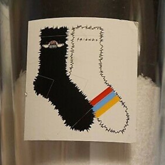 FRIENDS TV SHOW CENTRAL PERK TUMBLER WITH STRAW AND TWO PAIRS OF EXCLUSIVE SOCKS - Picture 2 of 2